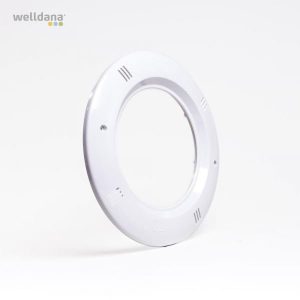 LAMPFRONT WELLDANA: vit cirkulär plastram med små ventilationsöppningar på vit botten.