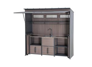 UTEKÖK NOSHAK SET: Utekök med öppet tak, diskho och förvaringsskåp i trä och metall.