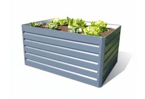 PLANTERINGSLÅDA 120CM 2-PACK med jord och gröna bladgrönsaker som växer inuti.