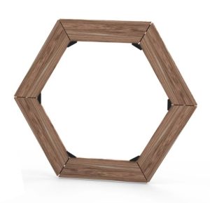 GRILLHYLLOR NESTOR: Hexagonformad träram med metallfogar på vit bakgrund.