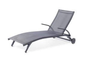 SOLSTOL ALEGRIA SUN LOUNGER är en grå nätstol med armstöd och bakhjul.