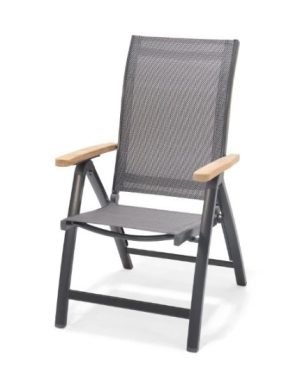 STOL ESSENCE är en modern hopfällbar stol med sits i mesh, svart ram och armstöd i teak.