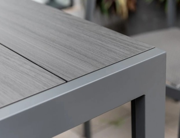 Närbild på BORD ESSENCE ALU 156, ett modernt grått metallbord med trämönstrad skiva.