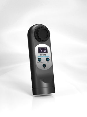 ASEKO TEST MED PHOTOMETER är en svart digital fotometer för pooler med display och kontrollknappar.