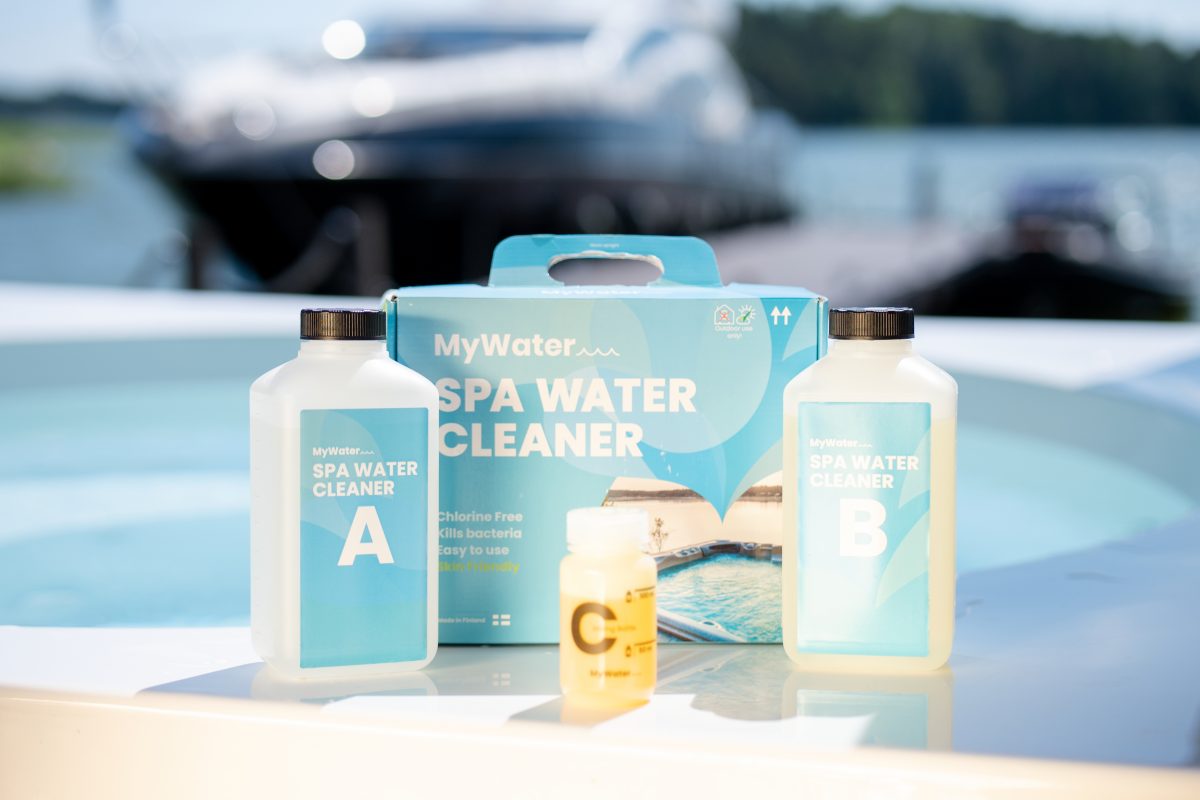 Tre MYWATER SPA WATER CLEANER-flaskor märkta med A, B och C bredvid en bubbelpool och vatten.